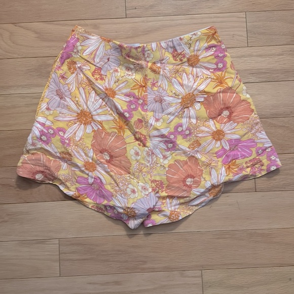 H&M | linen blend | shorts in mod flower print | size 4 - Picture 5 of 5